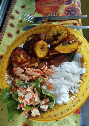 Una foto de Plato con Arroz Blanco, Plátano Filipino, Carite Frito y Ensalada de Surimi