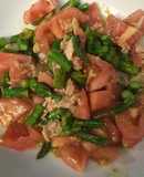 Ensalada de espárragos, jitomate y atún
