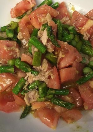 Una foto de Ensalada de espárragos, jitomate y atún