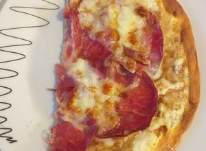 Une photo de Pizza coppa mozzarella