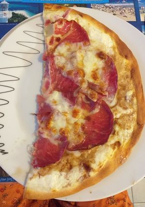 Une photo de Pizza coppa mozzarella