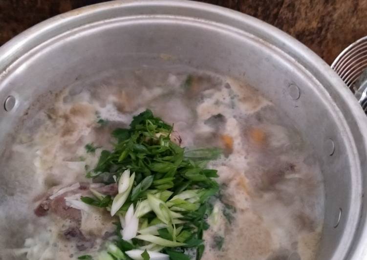 Bagaimana mengolah Sup Ceker Ayam Sederhana Lezat
