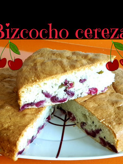Una foto de Bizcocho de yogur con cerezas, esponjoso y delicioso