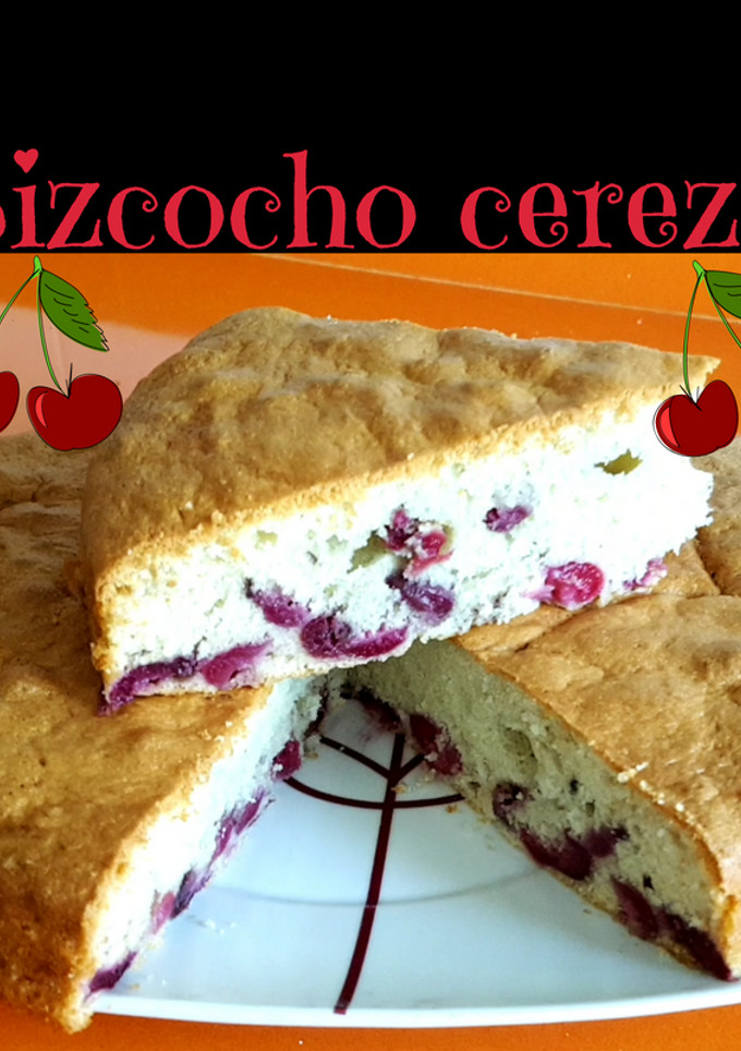 Una foto de Bizcocho de yogur con cerezas, esponjoso y delicioso