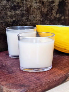 Una foto de Bebida frutal de semillas frescas de melón 🍈 "Leche" vegetal receta de aprovechamiento de semillas