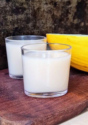 Una foto de Bebida frutal de semillas frescas de melón 🍈 "Leche" vegetal receta de aprovechamiento de semillas