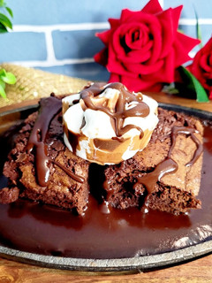 A picture of Sizzler Fudge Brownie With Homemade Chocolate Sauce.