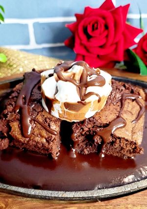 A picture of Sizzler Fudge Brownie With Homemade Chocolate Sauce.