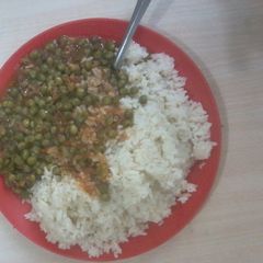 A picture of Peas and plain rice.