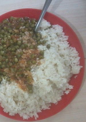 A picture of Peas and plain rice.