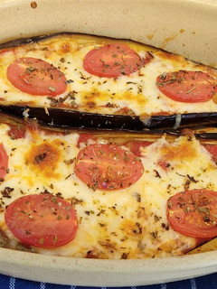 Una foto de Berenjenas con Mozzarella y cherrys