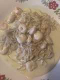 Espaguetis konjac con crema de queso azul y gambas