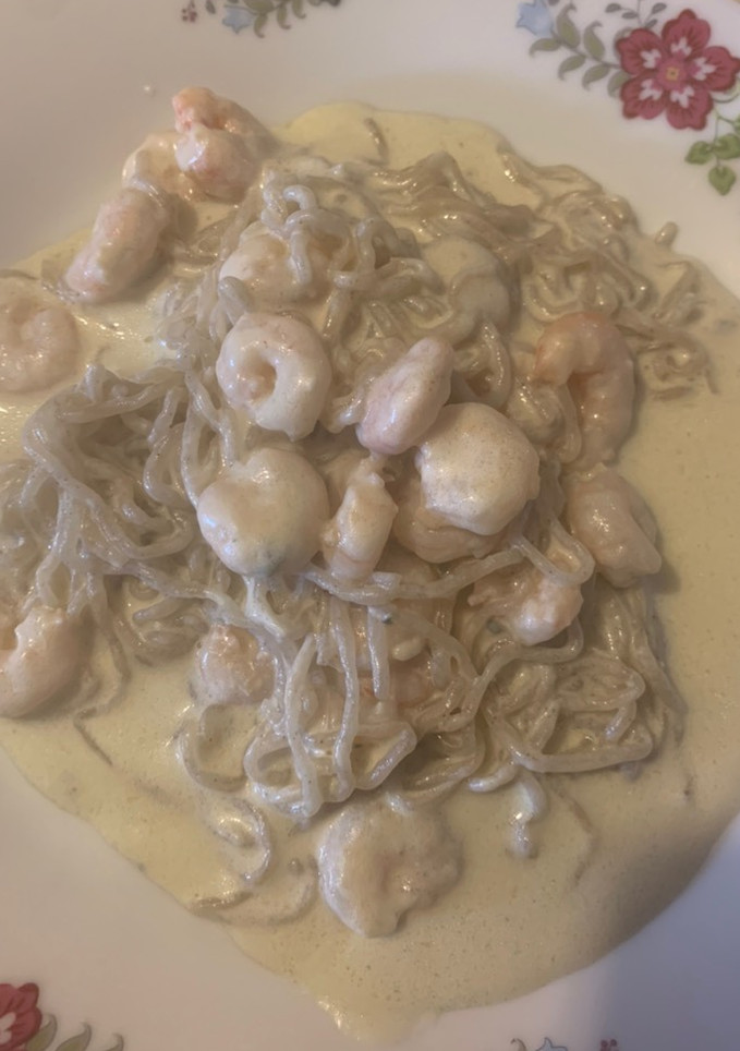 Una foto de Espaguetis konjac con crema de queso azul y gambas