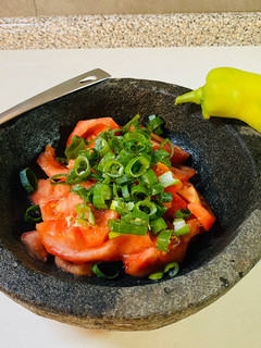 Una foto de Ensalada de tomates con cebollín
