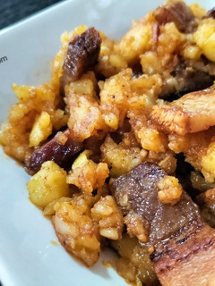 Una foto de Patatas revolconas con torreznos en airfryer