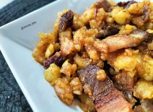 Una foto de Patatas revolconas con torreznos caseros en airfryer