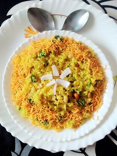 इंदौरी पोहे (Indori Poha Recipe in Hindi) रेसिपी मुख्य फोटो