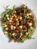 Ensalada de arúgula, garbanzo y tomate deshidratado