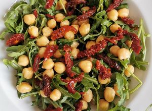 Una foto de Ensalada de arúgula, garbanzo y tomate deshidratado