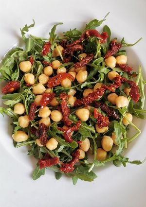Una foto de Ensalada de arúgula, garbanzo y tomate deshidratado