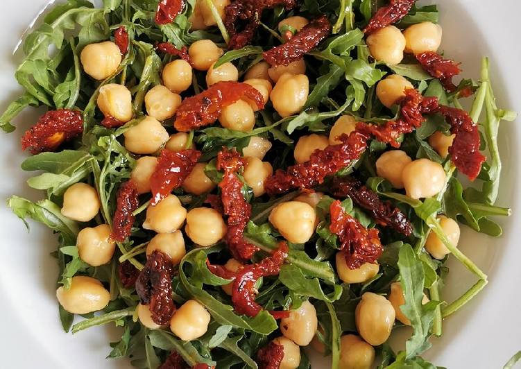 Ensalada de arúgula, garbanzo y tomate deshidratado
