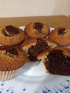 Una foto de Magdalenas integrales de coco y chocolate
