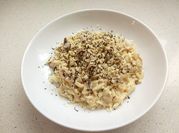 Una foto de pasta con salsa de boletus