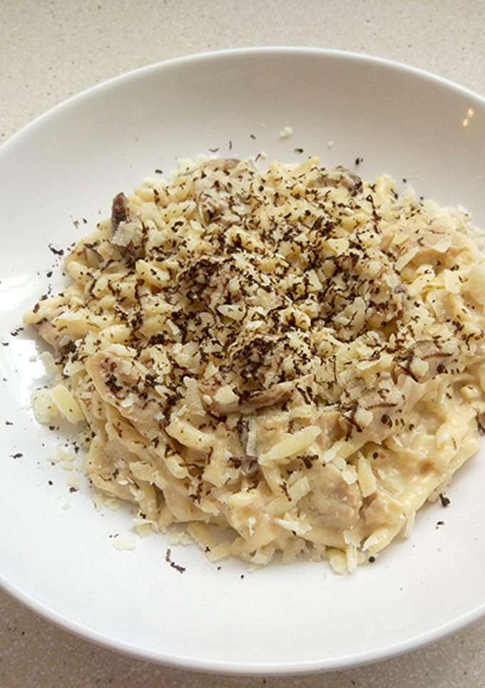 Una foto de Pasta con salsa de trufa y boletus