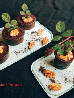 वॉलनट मैंगो चॉकलेट फ्लावर पॉट (Walnut mango chocolate flower pot recipe in hindi) रेसिपी मुख्य फोटो