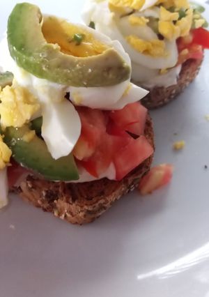 Una foto de Bruschetta con palta, jamón crudo tomate y huevo