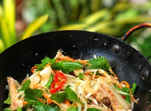 Hình của món Gỏi Tai Mui Heo Trộn Hành Tây Rau Răm.