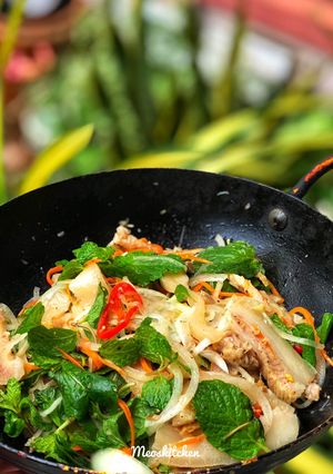 Hình của món Gỏi Tai Mui Heo Trộn Hành Tây Rau Răm.