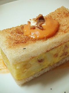 Una foto de Sandwich de tortilla de patatas con salsa brava