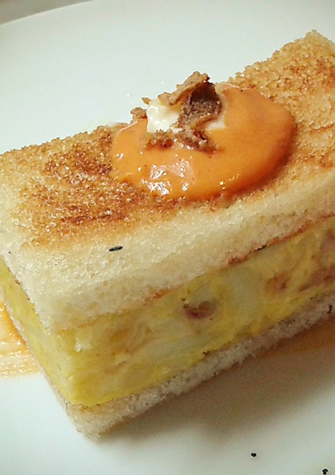 Una foto de Sandwich de tortilla de patatas con salsa brava