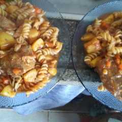 Una foto de Guiso de fideo tirabuzón