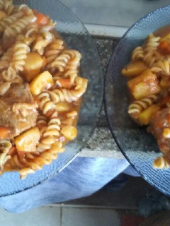 Una foto de Guiso de fideo tirabuzón