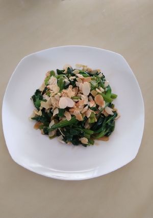 韓式小菜-涼拌麻香杏仁菠菜 的食譜成品照片