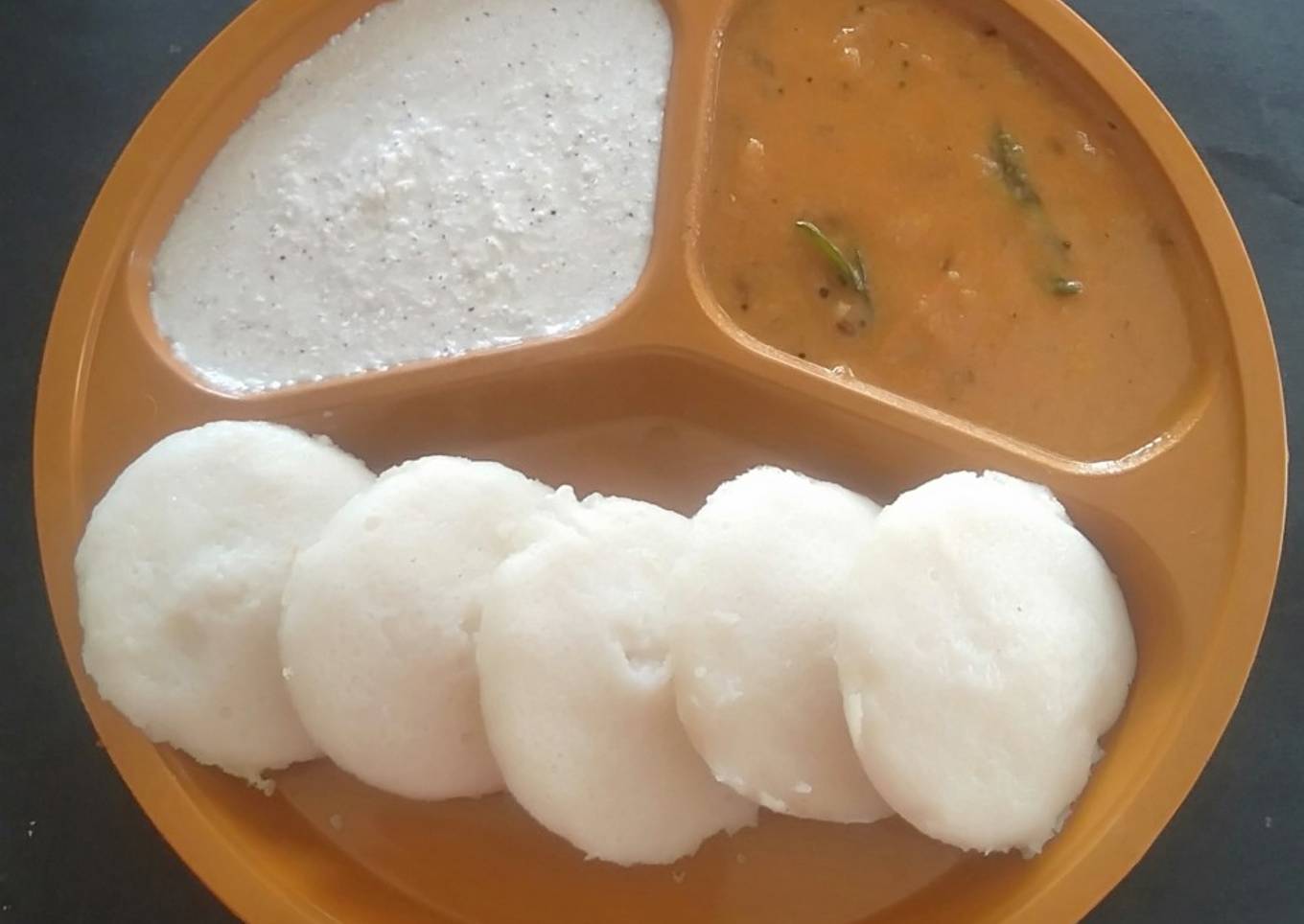 Idli Sambhar with coconut chutney