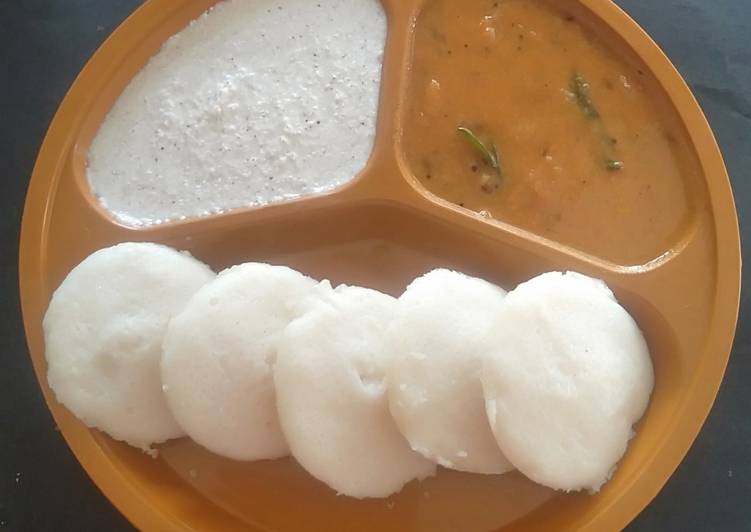 Idli Sambhar with coconut chutney