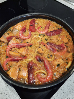 Una foto de Paella de pescado y marisco