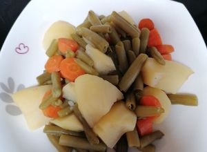 Foto principal de Vainas con zanahoria y patatas