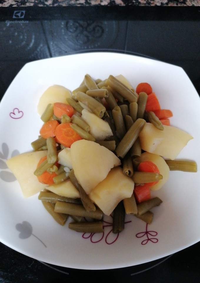 Una foto de Vainas con zanahoria y patatas