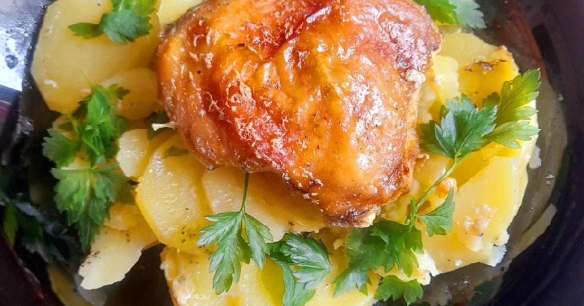 Картошка с куриными бедрами в духовке в рукаве: рецепт с фото