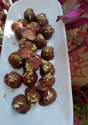 કાજુ કતરી ટ્રફલ્સ (Kaju Katri Truffles Recipe In Gujarati) રેસીપી મુખ્ય ફોટો