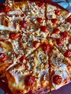 Una foto de Pizza de pollo y cherrys