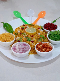 ઇન્દોરી પૌંઆ (Indori Poha Recipe In Gujarati) રેસીપી મુખ્ય ફોટો