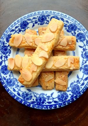 Foto resep Almond finger cookies. Mudah, ngeprul, enak