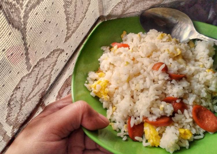 Langkah Mudah Menyiapkan Nasi Goreng Sosis Telur Simpel Bikin Manjain Lidah