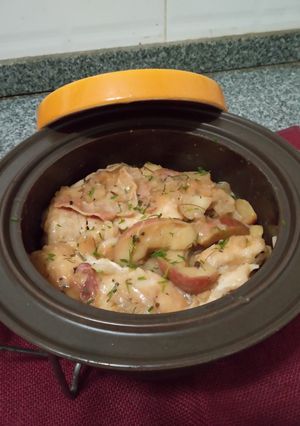 Una foto de Pollo con panceta y manzanas