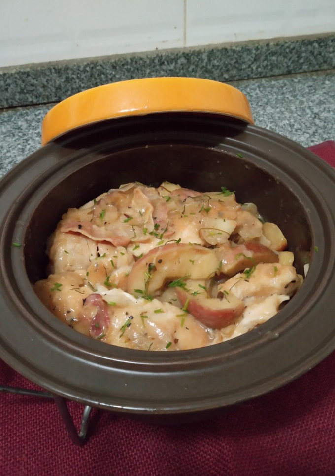 Una foto de Pollo con panceta y manzanas